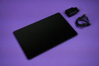 Lenovo Tab M10 Plus Gen 3 (2022) naast de meegeleverde (10 watt) lader en USB-C kabel