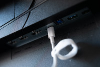 De USB-C aansluiting van de MSI Summit MS321UP levert helaas niet voldoende stroom om een laptop te laden.