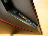 De AOC 24G2SPU heeft een 4-poorts USB-hub met één snellaadaansluiting voor smartphones, in het geel.