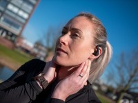 Saskia van der Veeken met Teufel Airy Sports TWS in-ears