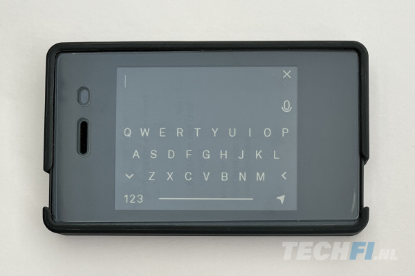 Light Phone II: Met screen protector wordt effectief typen op het e-inkscherm merkbaar moeilijker.