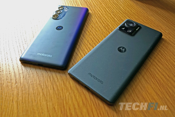 Motorola Edge 30 Ultra naast de Edge 30 Pro (links)