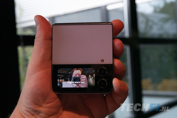 Met het cover screen van de Samsung Galaxy Z Flip 4 kan je onder meer selfies maken.