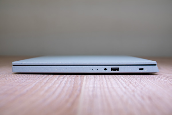 Acer Aspire Vero (AV15-51-574G) - rechts zit een USB 2.0 poort en een 3,5 mm headset-aansluiting.