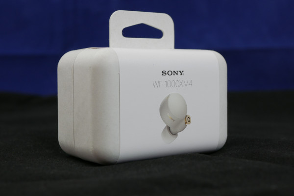 De Sony WF-1000XM4 zit in een fraaie kartonnen verpakking.