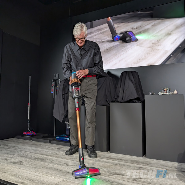 James Dyson demonstreert de Pencilvac
