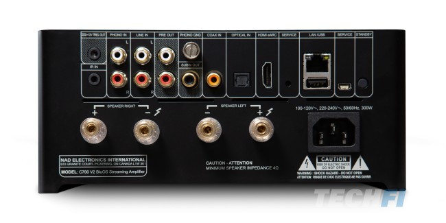 Acherkant met aansluitingen van NAD C 700 V2