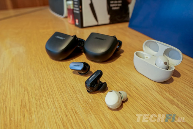 Bose QuietComfort Ultra EarBuds naast de Sony WF-1000XM5