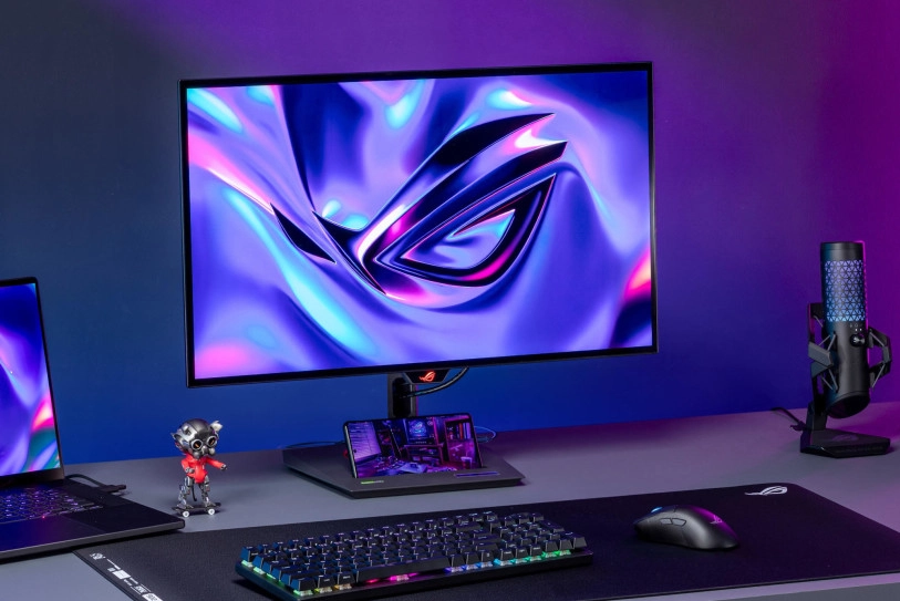 De voet van de ROG Strix OLED modellen oog minder fancy, maar is zeer solide en heeft een handige sleuf om je smartphone te parkeren.