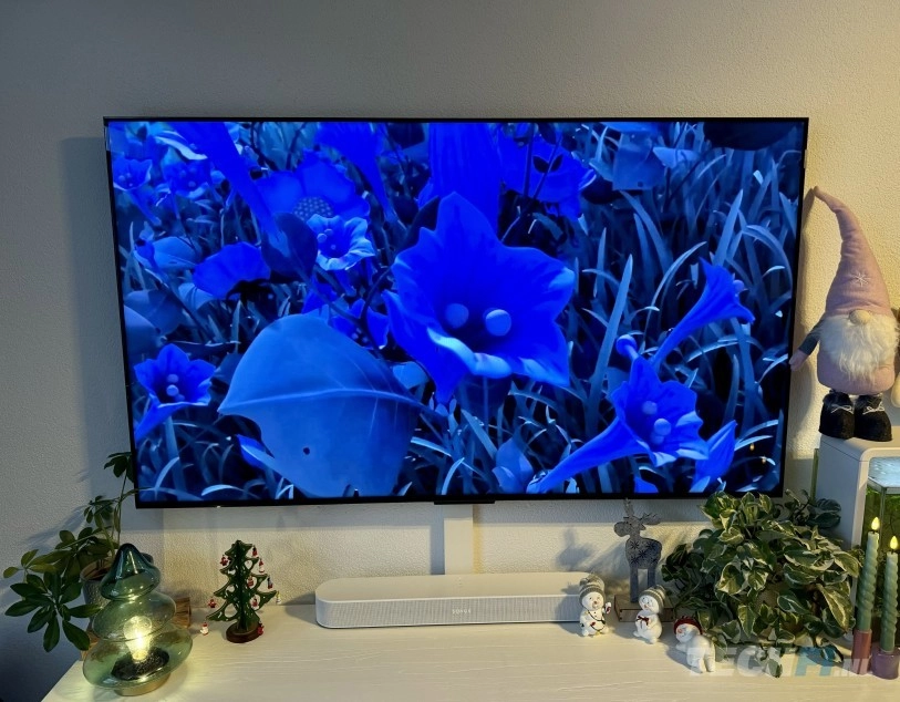 Deze TCL 65C855 heeft al een mooie plek aan de muur gekregen bij de gelukkige winnaar van onze eerste giveaway van december 2024.