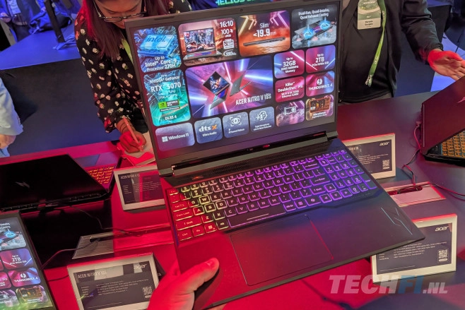 Echt heel licht wordt een gaming laptop niet snel, maar met 2,1 kilo is de alleszins betaalbare Nitro V16S van Acer zeker niet zwaar te noemen in zijn klasse.