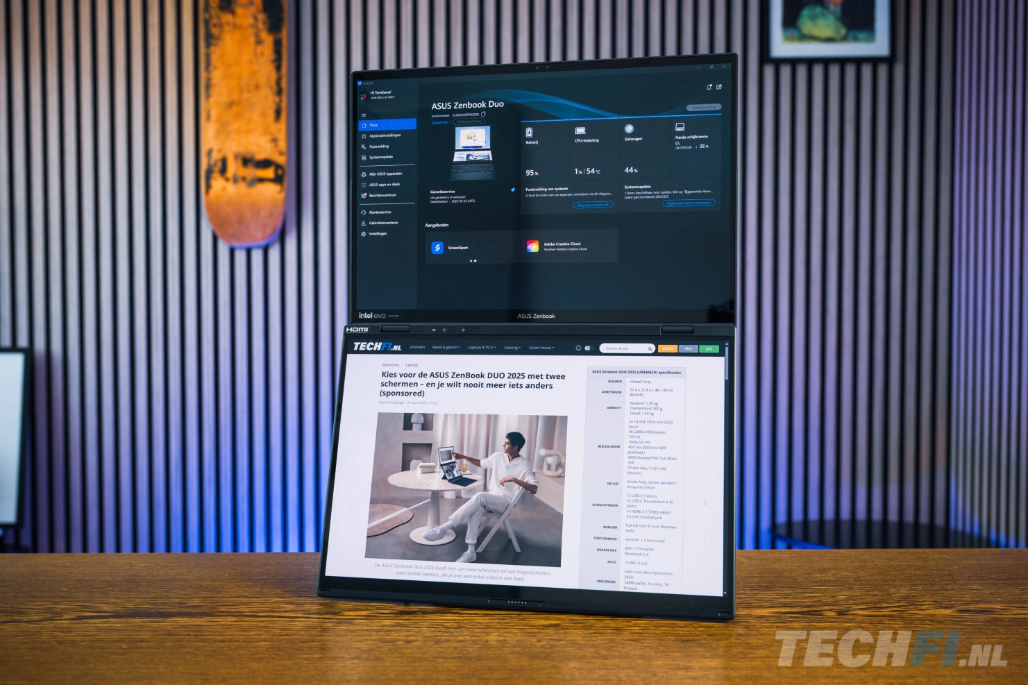 De Zenbook DUO (2025) geeft je dankzij zijn dubbele OLED-beeldschermen een ongekende hoeveelheid werkruimte onderweg, terwijl de Core Ultra 200 processor zorgt voor goede prestaties &eacute;n een lange werktijd op een acculading.<br />
(Alle foto&#39;s bij dit artikel zijn gemaakt door Tom Kauwenberg.)