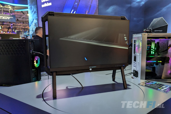 Een all-in-one met vervangbare processor, videokaart en... monitor? Het kan op basis van deze behuizing van eBlaztr, hier te zien bij Erazer op Gamescom.