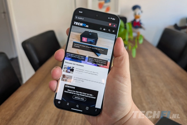 De Pixel 10 Pro XL is 11 gram zwaarder dan de voorganger, maar heeft dezelfde afmetingen. Je moet h&eacute;&eacute;l goed kijken om de verschillen te zien.