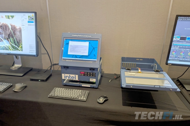 Intel demonstreerde Panther Lake op onder meer deze twee prototypes en een development kit pc (links) - die ziet er net zo uit als bij Lunar Lake.