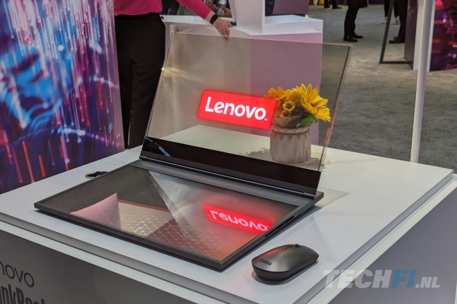 Het beeldscherm van deze prototype Lenovo ThinkPad is voldoende transparant, dat je er doorheen kunt kijken.