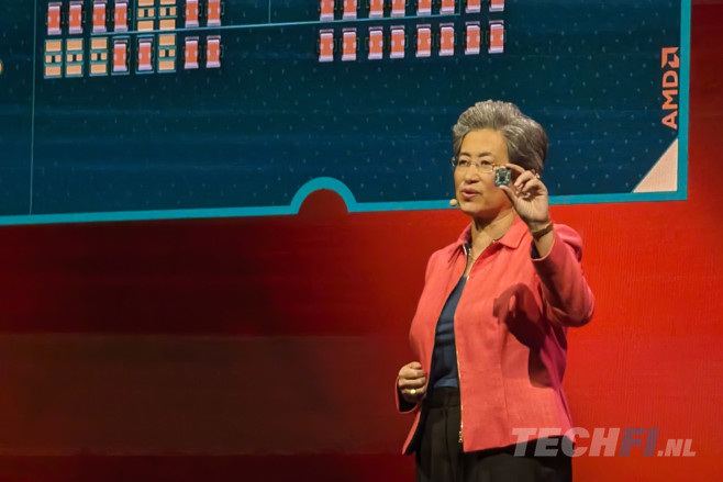 Dr. Lisa Su, CEO van AMD, toont de nieuwe Ryzen 9000 processor met Zen 5 rekenkernen.