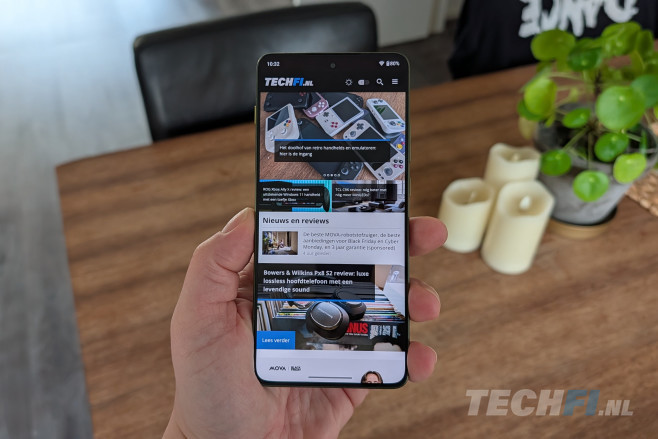 De Motorola Edge 70 is aanzienlijk dunner en lichter dan zijn voorganger. Hij kan moeiteloos de concurrentie aan met de dunne toestellen van Samsung en iPhone, zeker qua handgevoel en constructiekwaliteit.