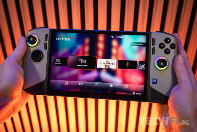 De MSI Claw 8 AI+ is relatief groot voor een handheld gaming PC, maar hij ligt prettig in de hand.<br />
<i>(Alle foto's bij dit artikel zijn gemaakt door Tom Kauwenberg.)</i>