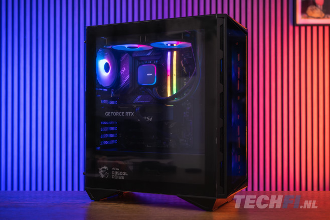 De Enge PC is het middenmodel van de drie FlowUp x Powered by MSI systemen waarvoor Don Kaaklijn geconsulteerd is. Het biedt naast hogere prestaties ook meer mogelijkheden voor upgrades dan het instapmodel.<br />
(Alle foto&#39;s bij dit artikel zijn gemaakt door Tom Kauwenberg.)