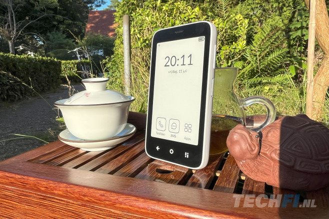 De Mudita Kompakt houdt het midden tussen een dumbphone en een smartphone: je bepaalt zelf wat hij extra kan en mag. Zo hou je controle over de digitale verleidingen.