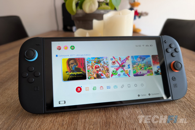 De Switch 2 is groter en zwaarder dan de voorgaande modellen. Met zijn bijna volledig grijszwarte uiterlijk oogt hij een stuk minder speels dan het origineel.