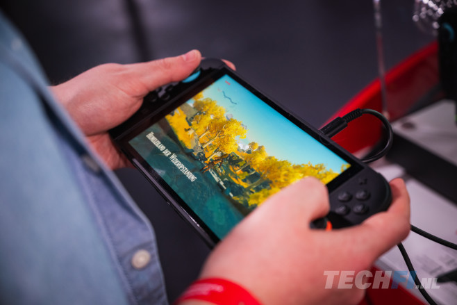 De Nintendo Switch 2 is groter, maar voelt niet log in de hand. De grotere Joy-Cons zijn een flinke verbetering.<br />
(Alle foto's bij dit artikel zijn gemaakt door Tom Kauwenberg.)