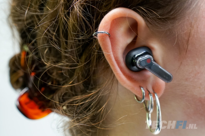 De Nothing Ear (3) oortjes hebben weer een eigenzinnig design en bediening. Hoe ze klinken maakt veel goed, maar de speelduur houdt niet over.