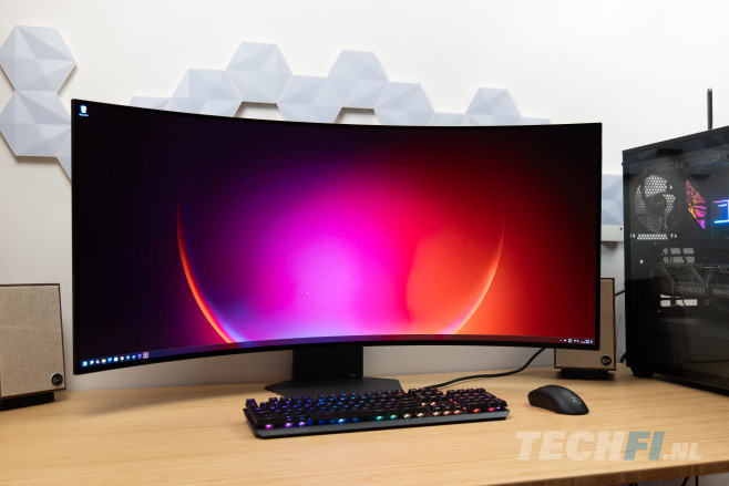 De LG UltraGear 45GX950A is een unieke, hele grote ultrawide monitor met een opmerkelijk hoge resolutie op zijn sterk gebogen OLED-paneel.