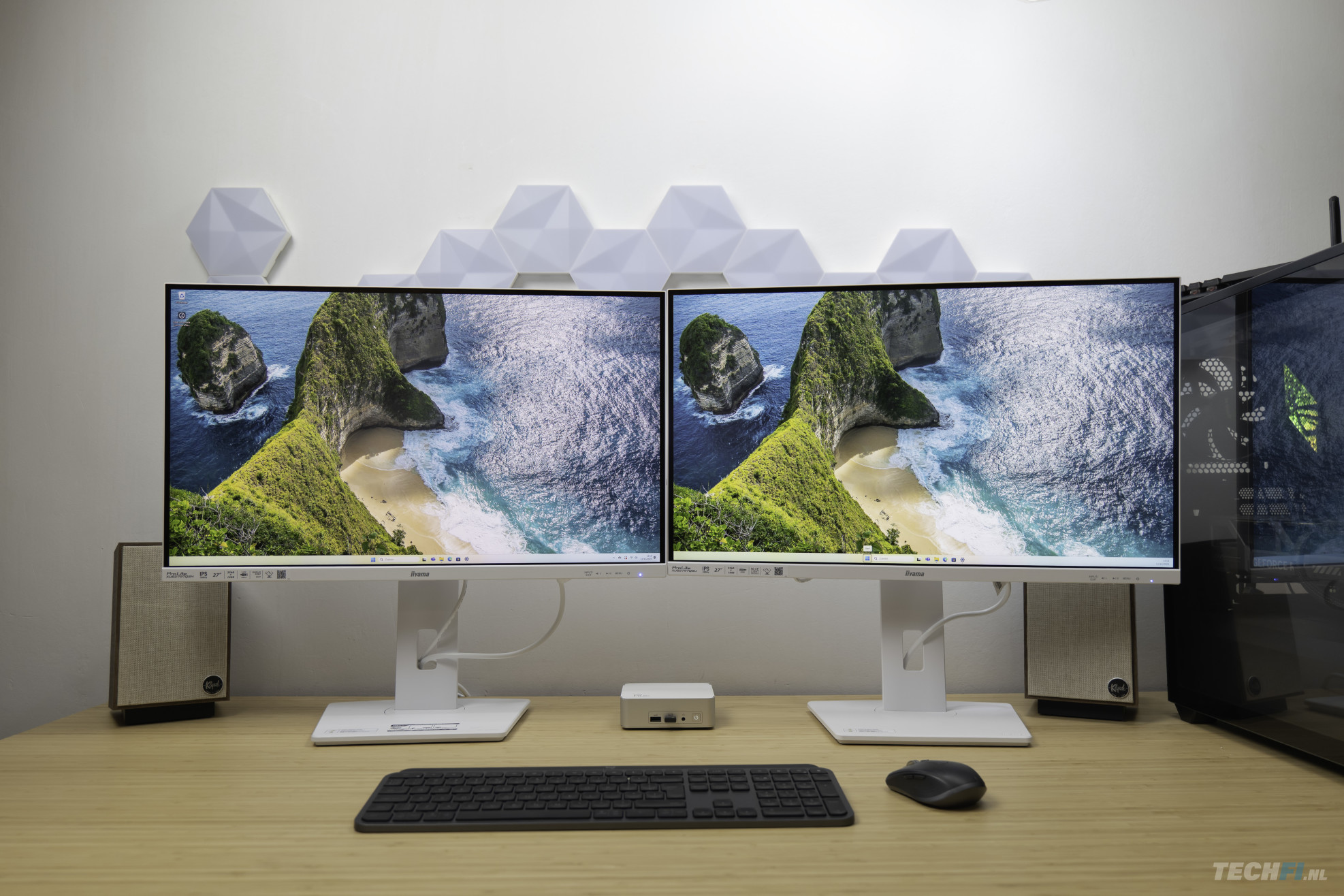 De iiyama ProLite XUB2797QSN en XUB2797QSU werken uitstekend als duo, waarbij het tweede scherm rechtstreeks met het eerste is verbonden.