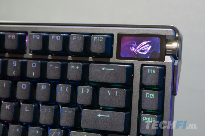De ROG Azoth Extreme heeft een gekleurd OLED-schermpje, waarop je onder meer kan zien hoe snel je typt.