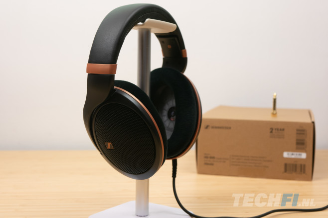 De Sennheiser HD 505 is een zogenaamde open back hoofdtelefoon met een analytisch, gedetailleerd geluid en een opvallend groot frequentiebereik. 