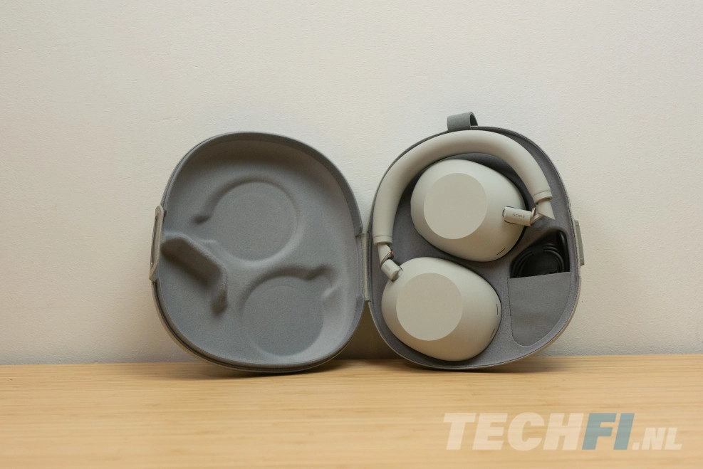 De Sony WH-1000XM6 is, net als de modellen tot en met de M4, weer opvouwbaar. Daardoor neemt hij minder ruimte in het etui en dus in de (carry-on) bagage in.