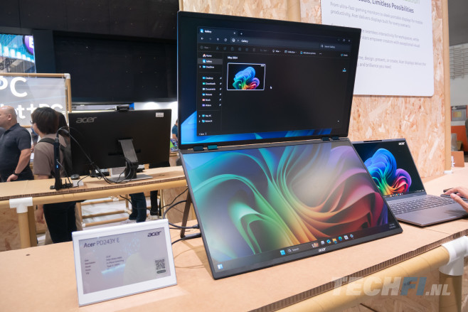 De gigantische Acer PD243Y E is een eerder verplaatsbare dan draagbare monitor, maar biedt wel de mogelijkheid je kantoor mee te nemen op vakantie. Als het dan toch moet, dan maar beter met genoeg scherm- en werkruimte...