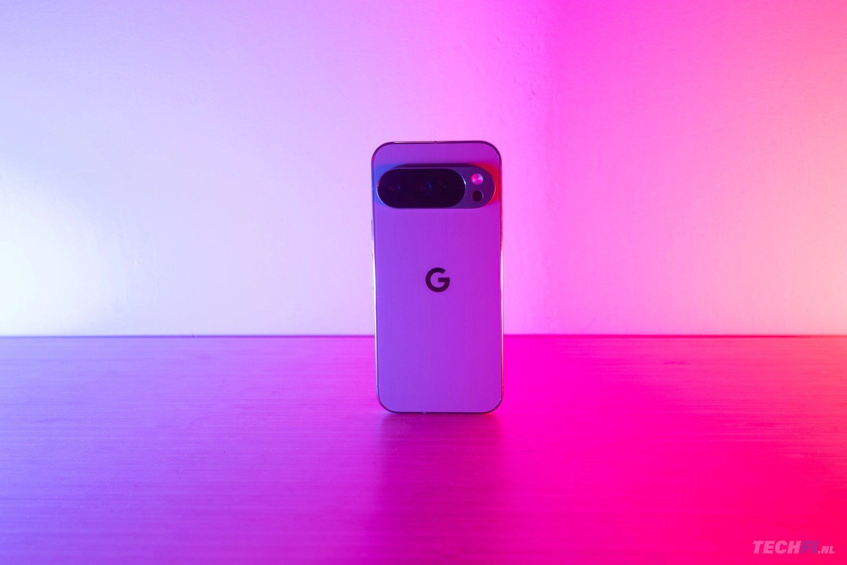 De Pixel 10 Pro is de kleinere van de twee topmodellen die Google introduceert. Hij is een stuk handzamer dan de Pro XL, maar qua functionaliteit nagenoeg identiek.