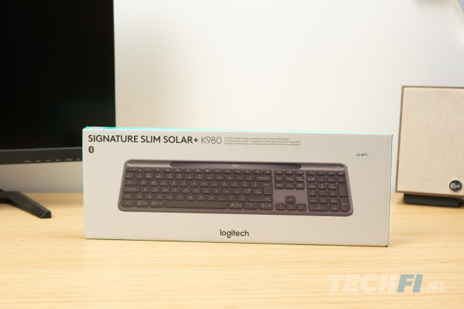 De Logitech Signature Slim Solar+ K980 heeft &eacute;&eacute;n onderscheidende feature: hij laadt op met omgevingslicht en hoeft (of kan) daardoor nooit met een kabel op te laden.