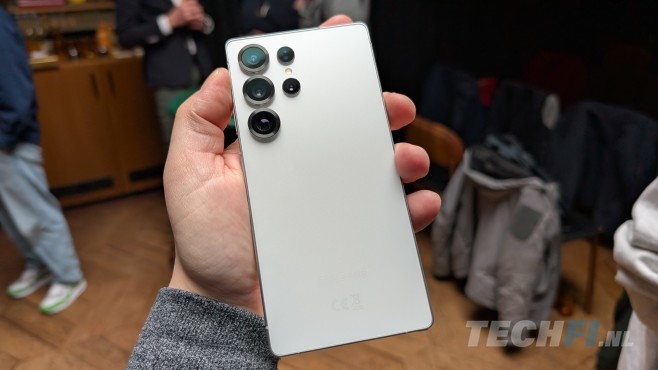 De Samsung Galaxy S25 Ultra voegt zich qua design meer bij de &#39;gewone&#39; S25&#39;s, maar blijft zich qua camera&#39;s, beeldscherm en prestaties ervan onderscheiden.