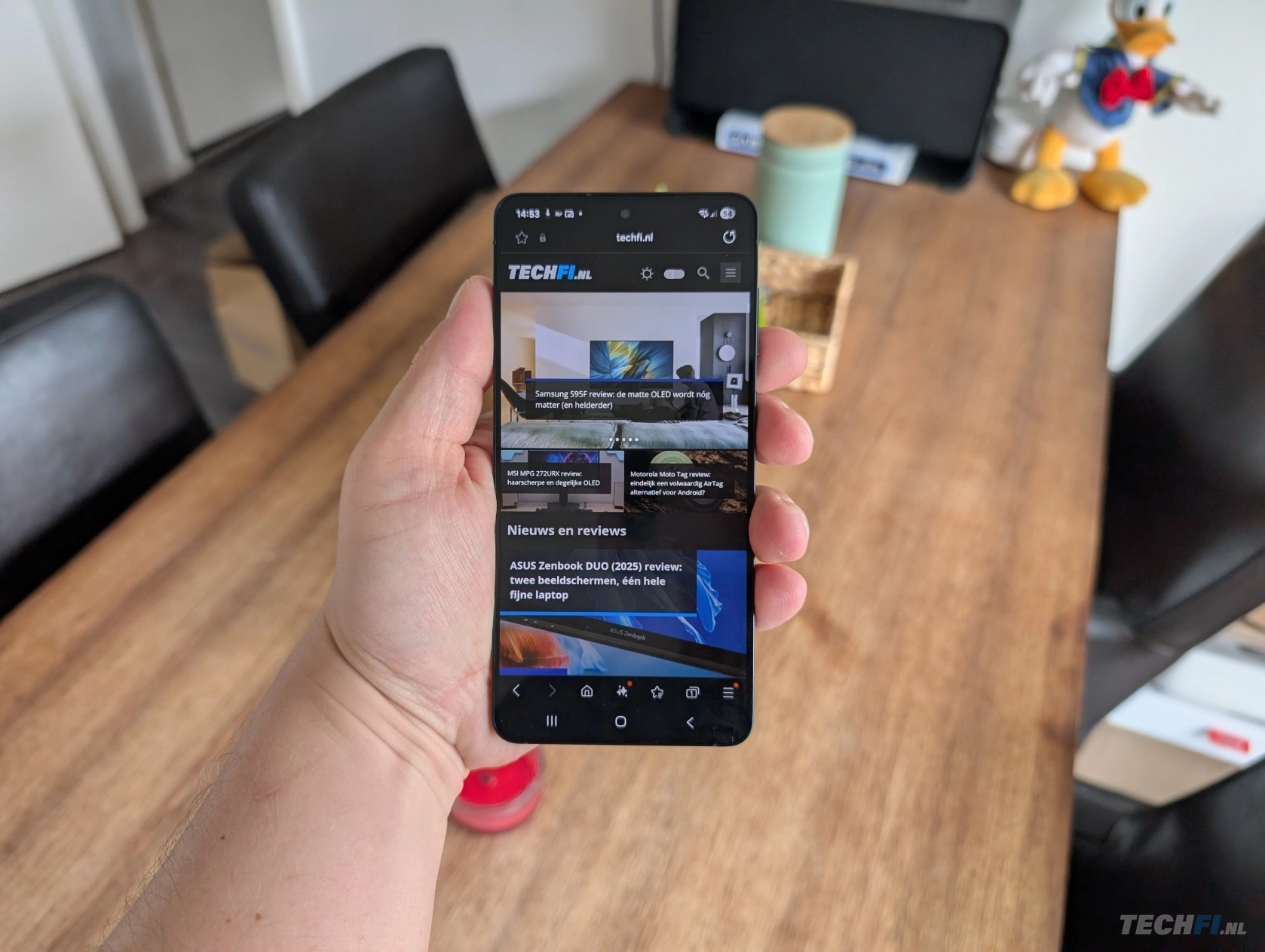 De Samsung Galaxy S25 Edge oogt van voren als een S25+, maar is beduidend dunner en vooral: lichter.