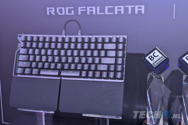 Eindelijk: een 'mainstream' mechanisch ergonomisch toetsenbord - de ROG Falcata