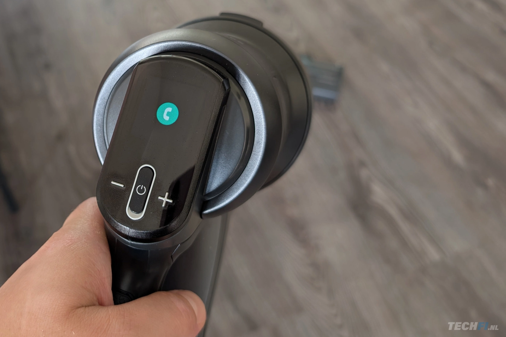 De Samsung Bespoke AI Jet Ultra komt met een aanzienlijk krachtiger motor, dezelfde lange accuduur, vele accessoires en dit jaar weer wat extra 'slimme' functies. Zo kan je zien dat je gebeld wordt op het schermpje op de stofzuiger.