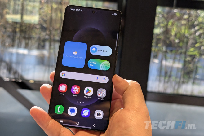 De Samsung Galaxy S25 Edge oogt van voren praktisch als een S25+. Pas als je het toestel draait, zie je dat het duidelijk dunner is - en daarvoor heb je al gemerkt dat het véél minder weegt.