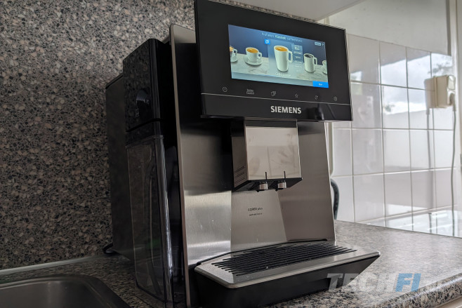 De Siemens EQ900 Plus is een zeer uitgebreide, volautomatische koffieautomaat waarmee je je koffie precies zo kan maken als je zelf wilt.