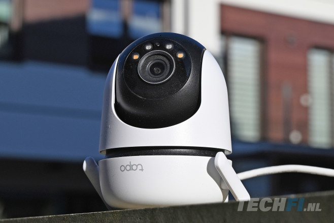 De Tapo C520WS van TP-Link is een compacte dome camera, die je op afstand kan laten draaien en kantelen.