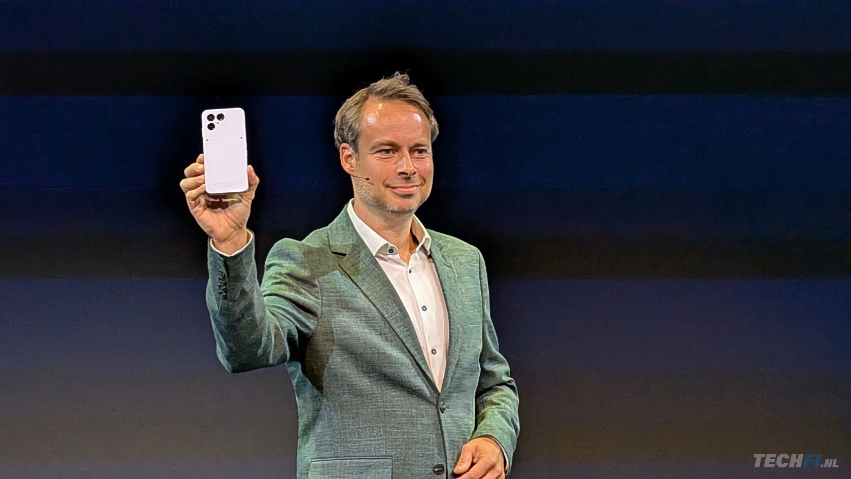 Raymond van Eck, de CEO van Fairphone, toont de Fairphone 6 oftewel 'The Fairphone' op een evenement in Amsterdam.