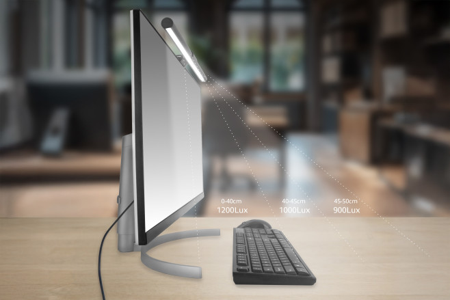 De ACT 8055 is een monitorlamp voor desktopmonitoren; de ACT 8050 is een kleiner, eenvoudiger model voor gebruik met een laptop.