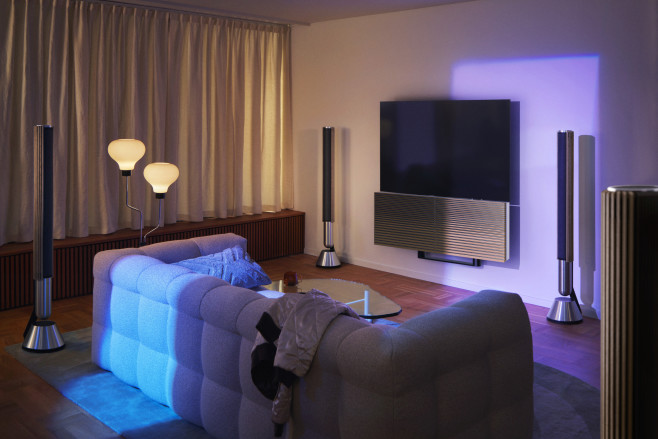 Deze 83-inch OLED-televisie komt omhoog van achter eikenhouten en aluminium panelen: de B&O Beovision Harmony 83