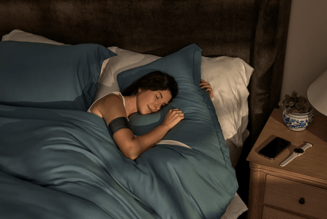 De Garmin Index Sleep Monitor draag je om je bovenarm, geeft inzicht in je slaap en kost 170 euro.