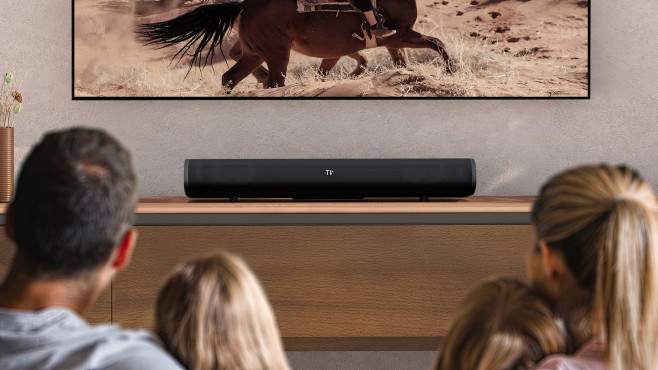 De Creative Stage Pro soundbar is geschikt voor gebruik bij een televisie of op het bureau bij een monitor.