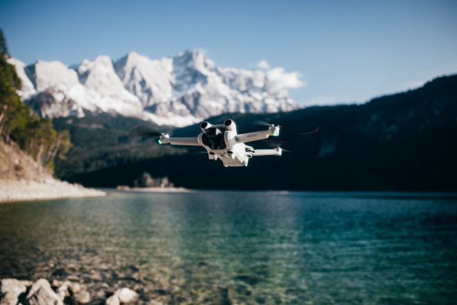 Europese versie van DJI Mini 3 Pro drone vliegt nét onder de gewichtsgrens door, dus een vliegbrevet is niet nodig