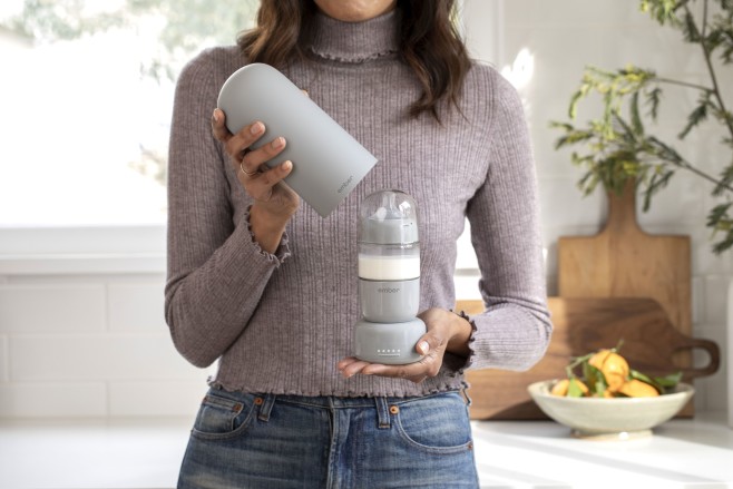 Het Ember Babyflessysteem moet het voor ouders van jonge kinderen eenvoudig maken om overal melk beschikbaar te hebben en te kunnen opwarmen, met een minimum aan spullen en gedoe.